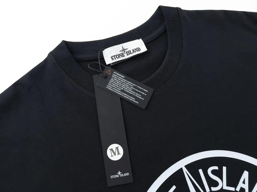 W625#P110💰 [Stone lsland/Stone Island summer new chest broken grid compass printed short-sleeved T-shirt] ⚠️[Original creation, high control of details] - Made of 260 grams of combed cotton, 32 count double yarn, soft and comfortable to the touch, sweat-absorbent and breathable. - Simple, basic and versatile style, original quality, the first choice for couples. - Made in a large factory, four needles and five threads on the shoulder, neatly arranged, high quality workmanship. - Same style for men and women. Very versatile, one piece for everyone, details are clearly visible. Color: Black White Size: M L